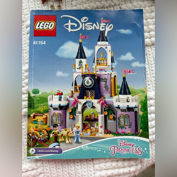 Lego Disney Cinderella’s Dream Castle #41154 - Picture 3 of 15